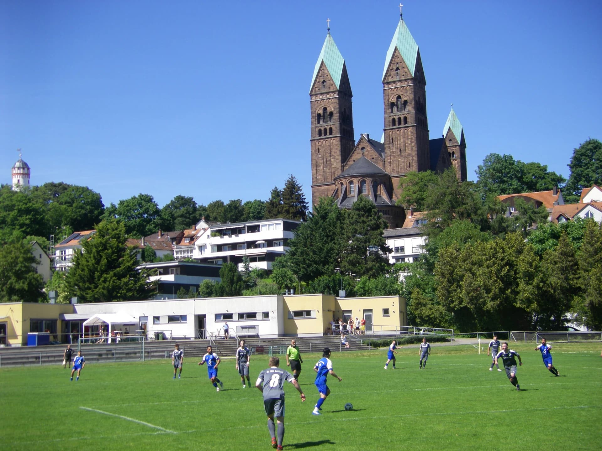 Erlöserkirche über dem Sportplatz an der Sandelmühle in Bad Homburg