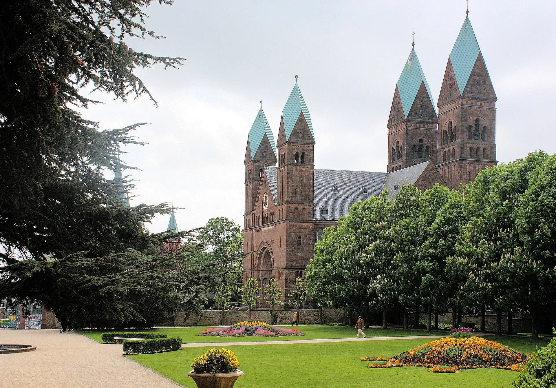 Erlöserkirche über dem Park in Bad Homburg