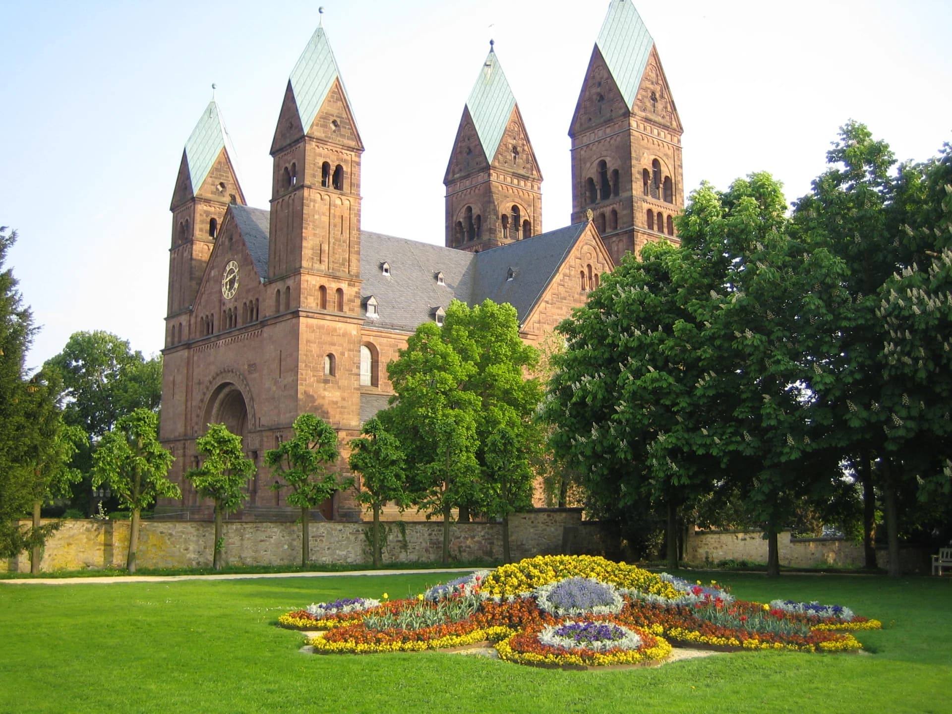 Erlöserkirche in Bad Homburg mit Blumenbeet