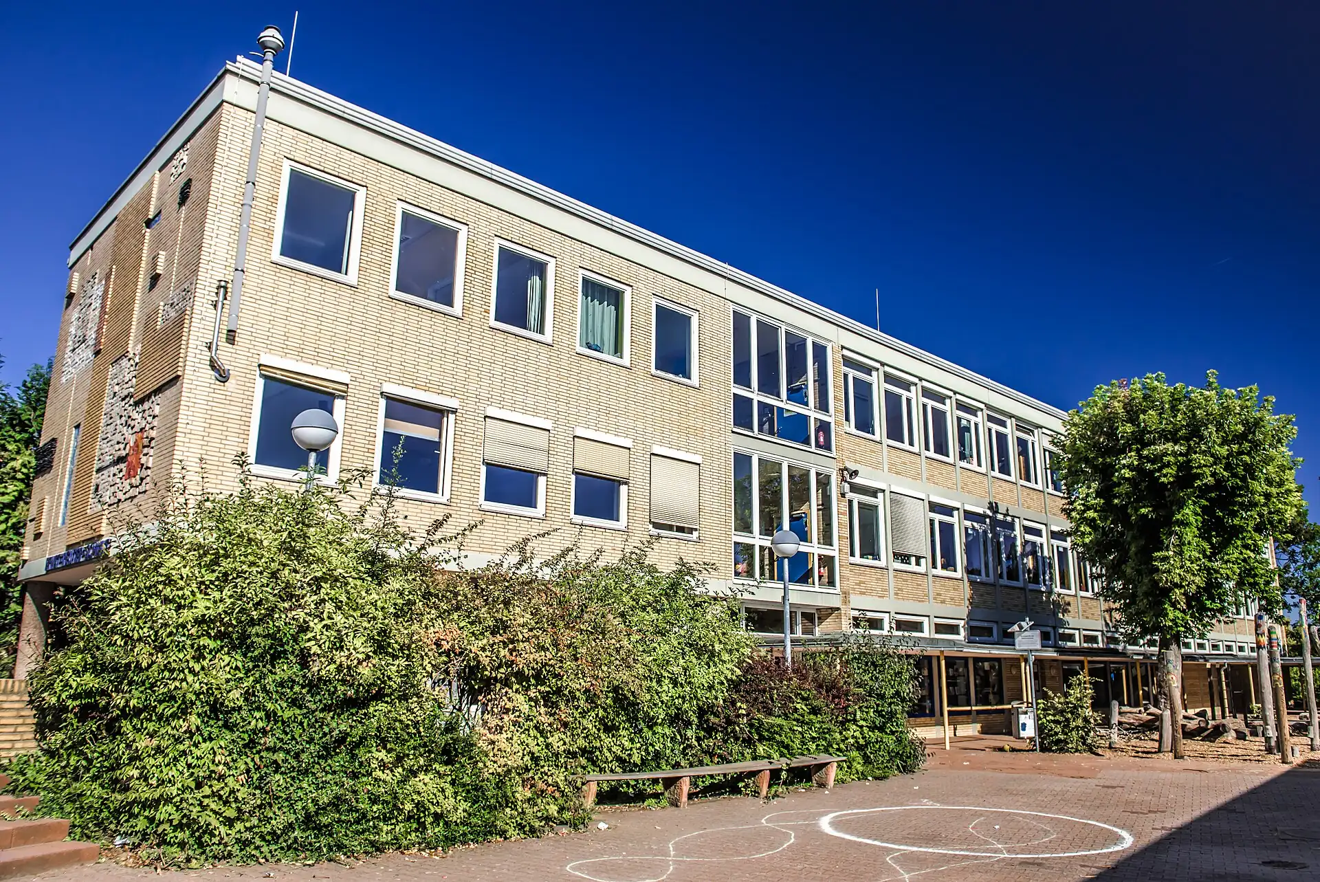 Seitenansicht der Ernst-Reuter-Schule im Stadtteil Heilsberg in Bad Vilbel