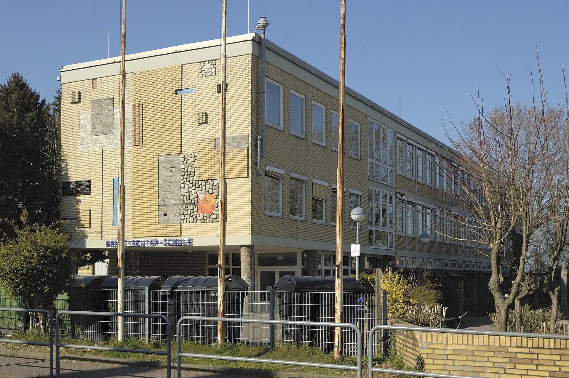 Ernst-Reuter-Schule von der Straße im Stadtteil Heilsberg in Bad Vilbel
