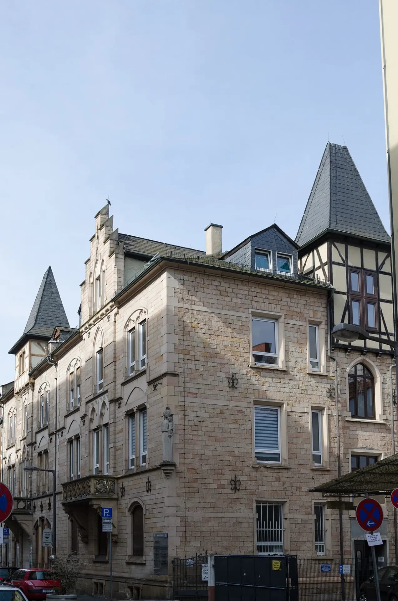 Sandstein-Eckhaus mit Turm in der Erthalstraße 13 in Aschaffenburg