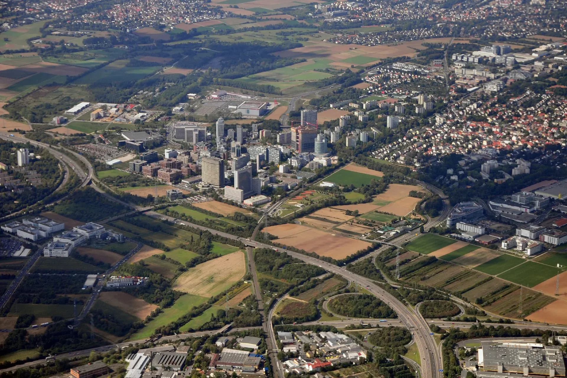 Eschborn mit Frankfurter Skyline