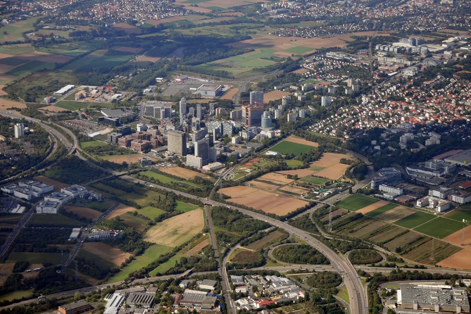 Eschborn mit Frankfurter Skyline