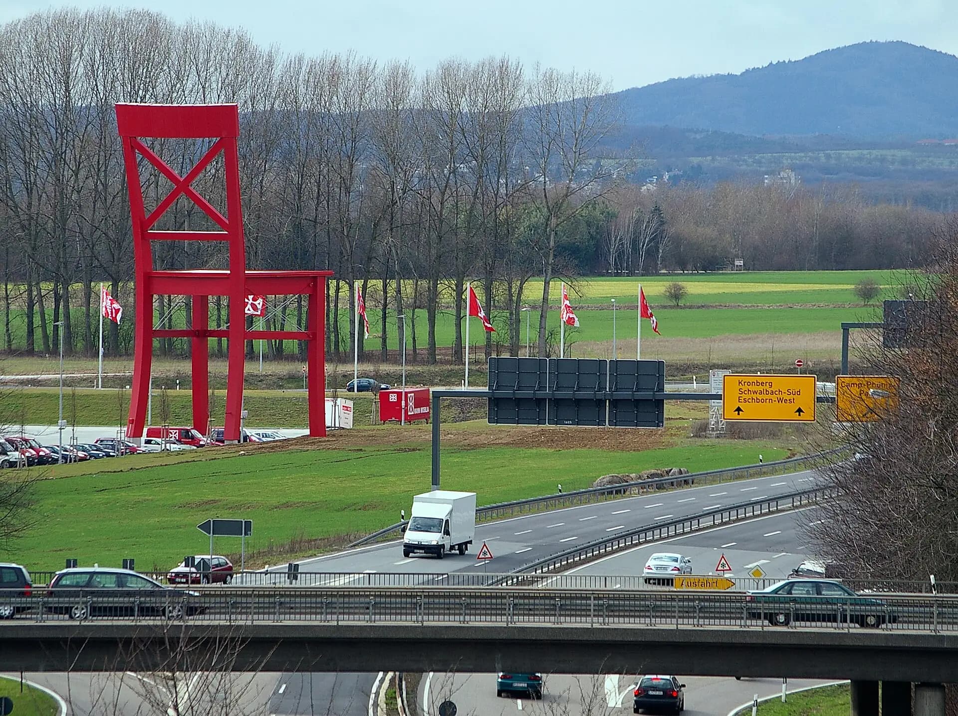 Eschborner Stuhl an der Autobahn bei Eschborn