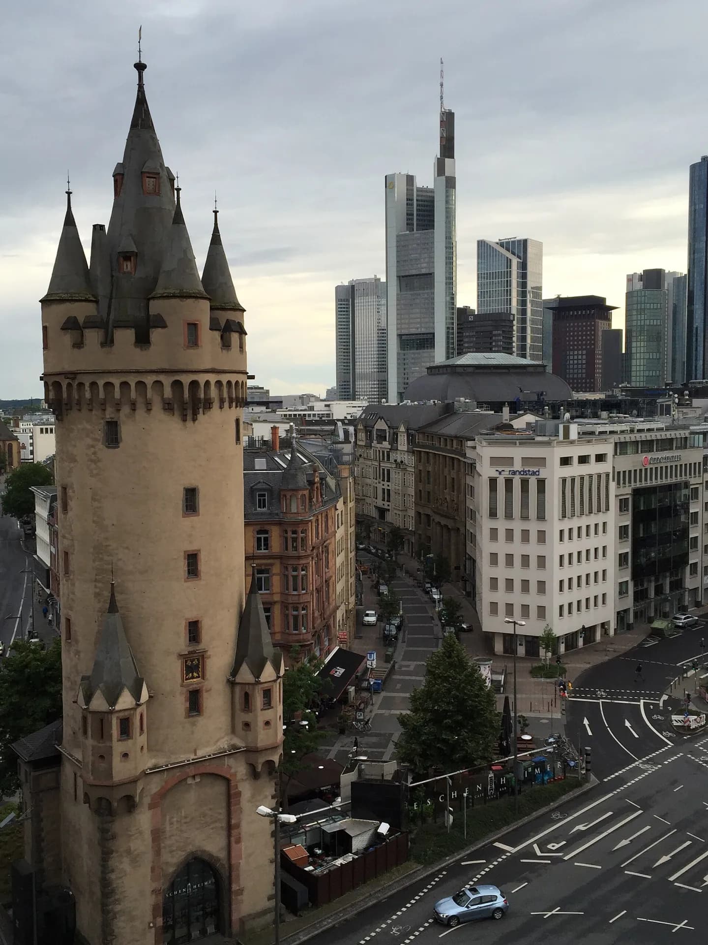 Eschenheimer Turm von oben mit der Frankfurter Skyline
