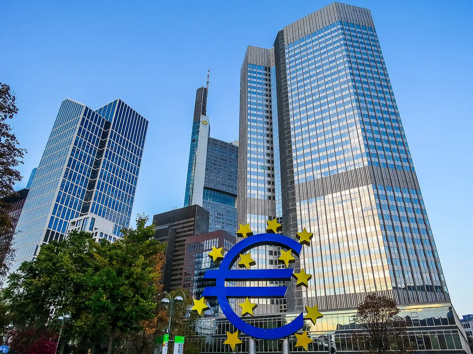Euro-Skulptur vor Hochhäusern in der Frankfurter Innenstadt