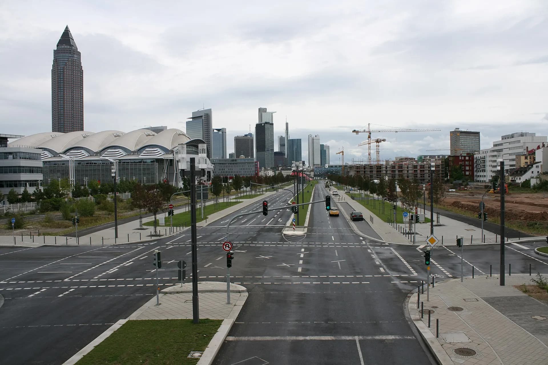 Europa-Allee mit Blick zum Messeturm im Frankfurter Gallus