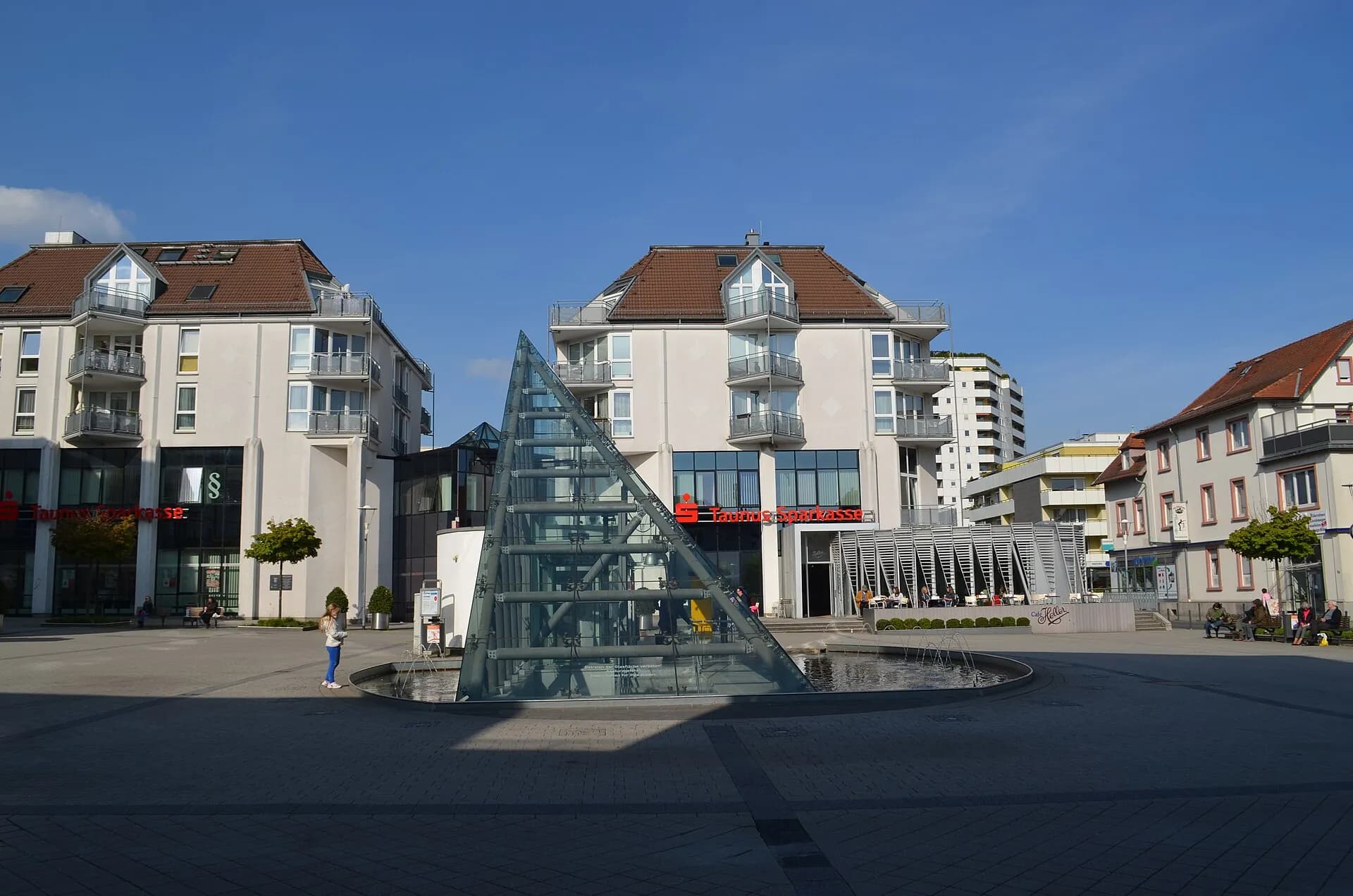 Europaplatz mit Glaspyramide in Oberursel (Taunus)