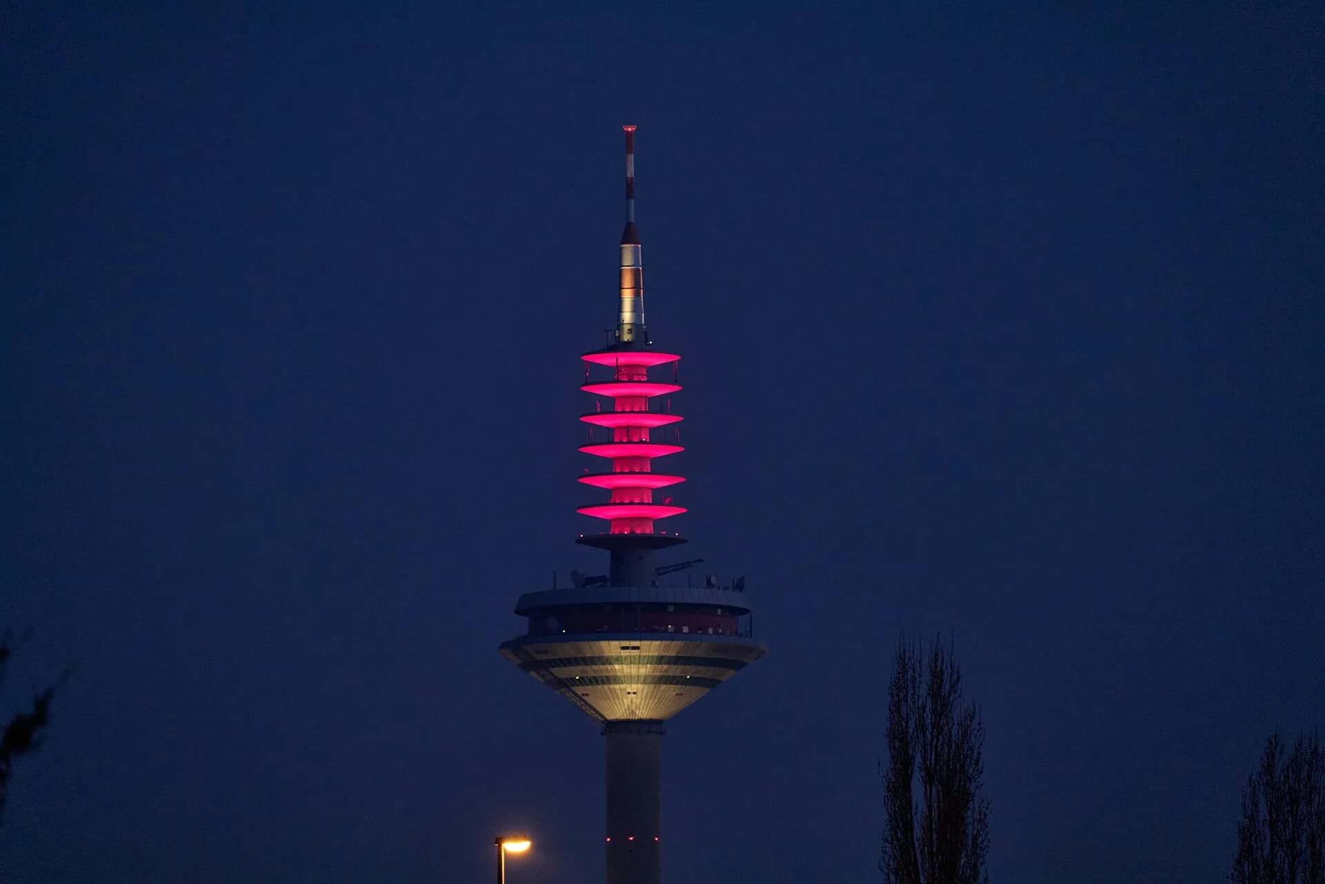 Europaturm in Frankfurt Bockenheim bei Nacht
