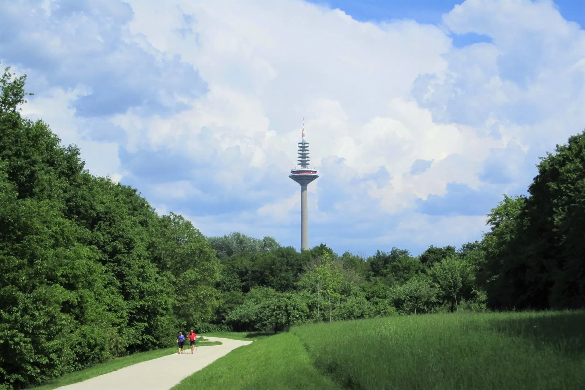 Europaturm über dem Volkspark Niddatal in Frankfurt