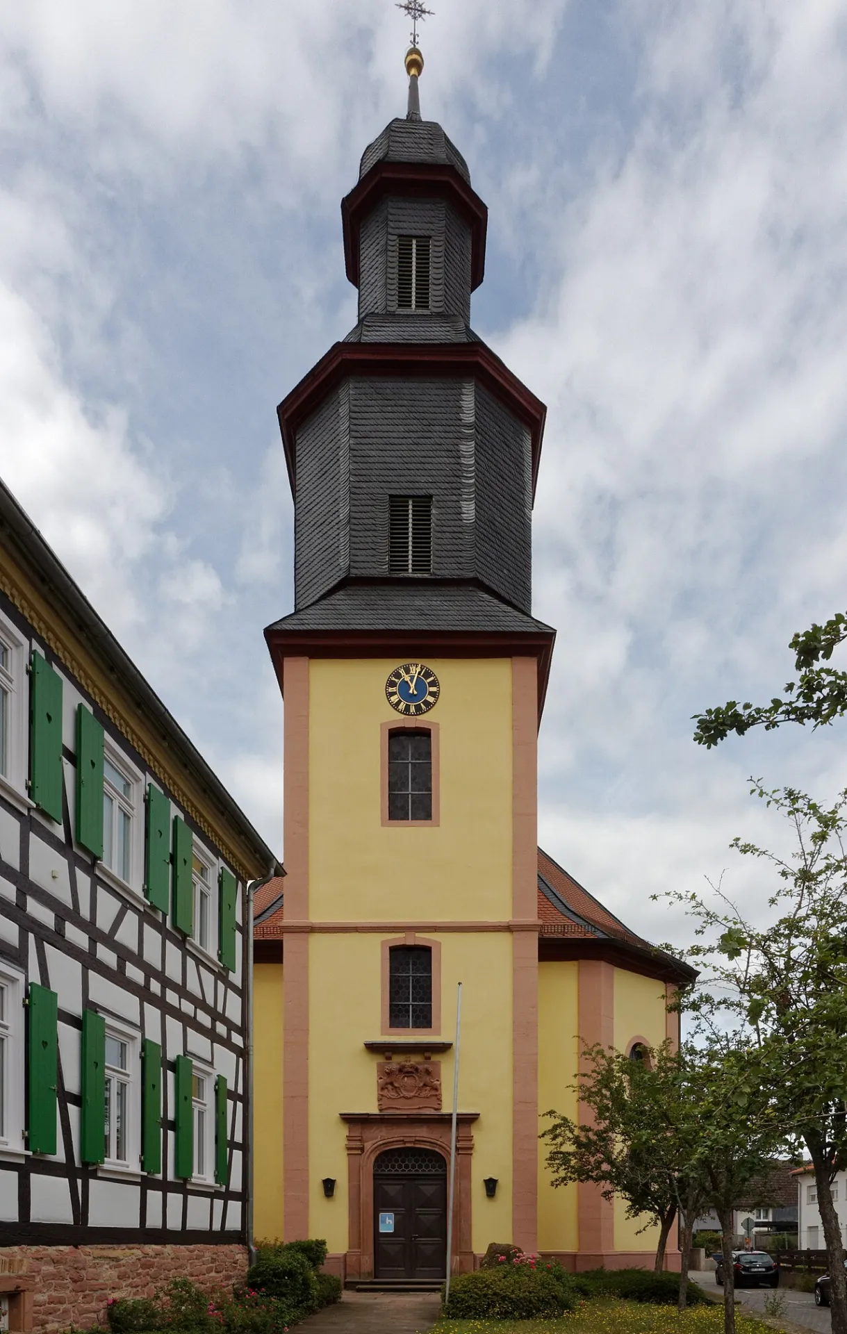 Frontansicht der evangelischen Kirche in Rodgau-Dudenhofen