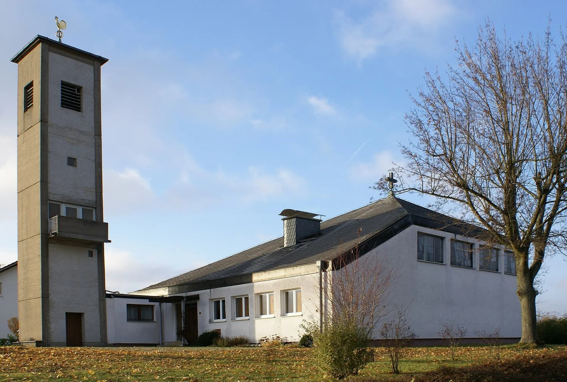 Evangelische Kirche mit freistehendem Glockenturm in Linsengericht-Großenhausen