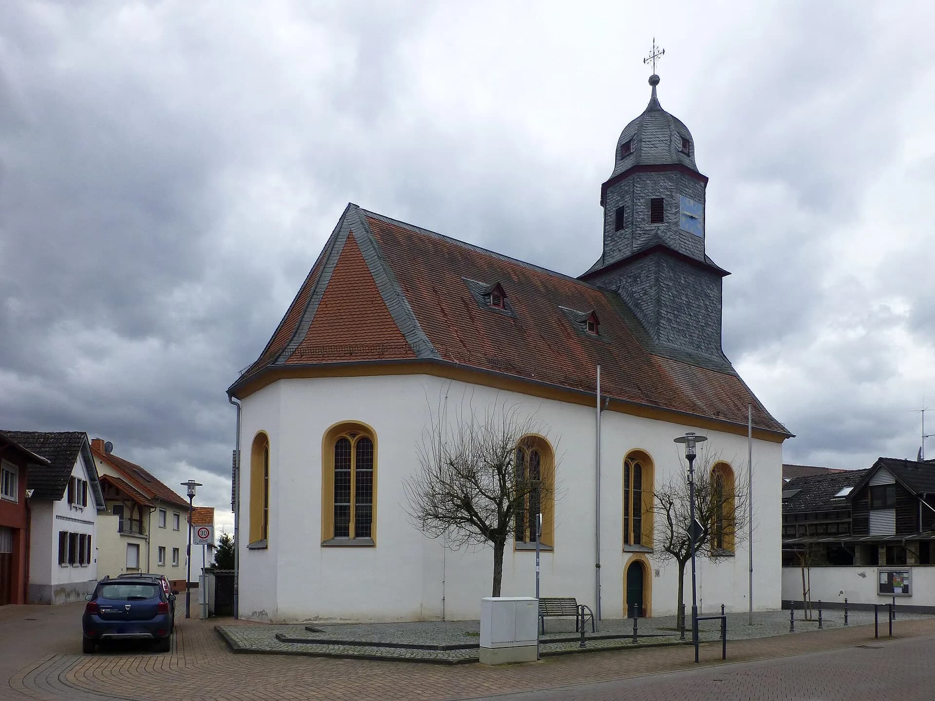 Kirchplatz an der evangelischen Kirche in Hahn in Pfungstadt