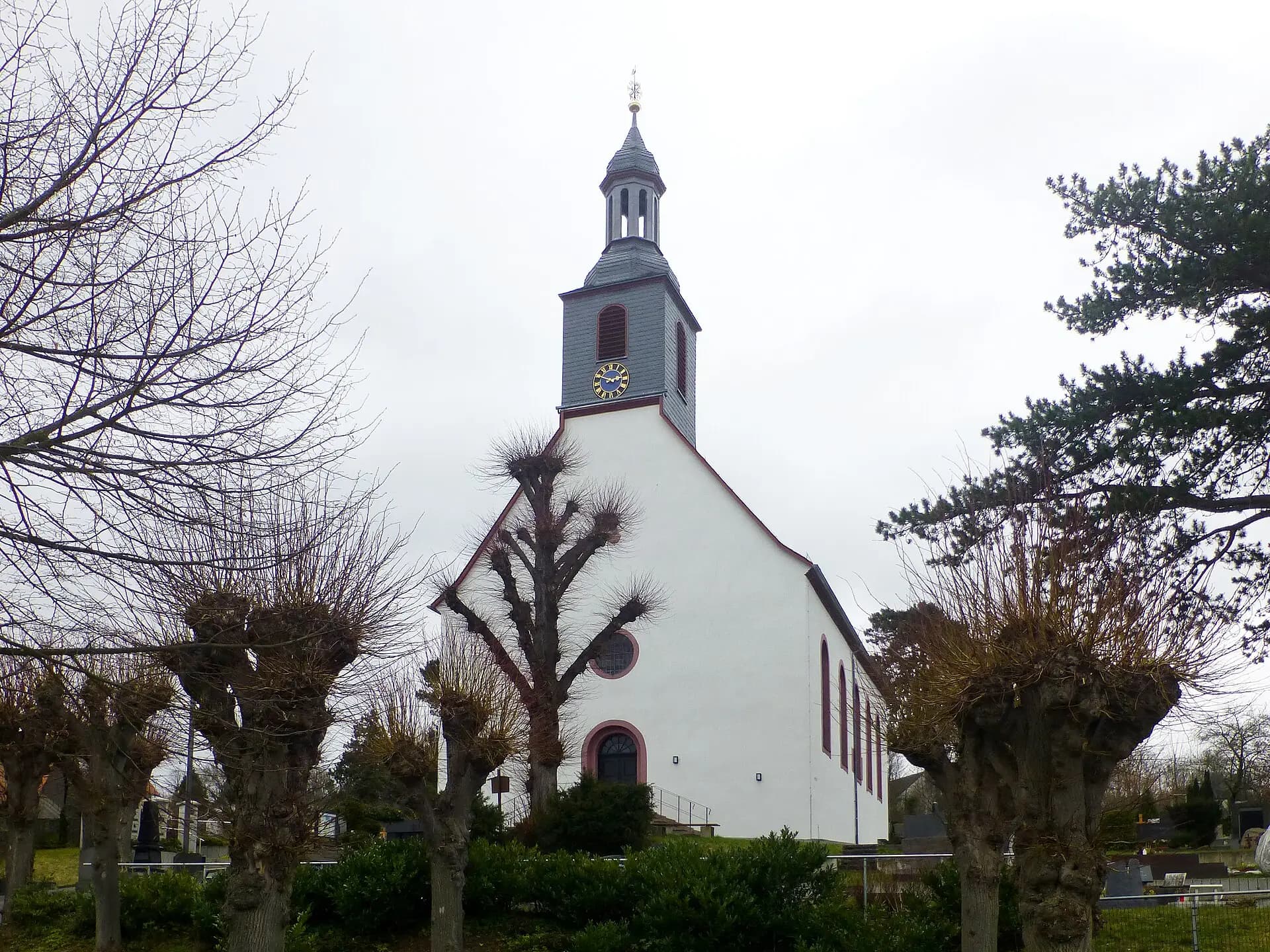 Evangelische Kirche über dem Kirchhof in Ober-Ramstadt