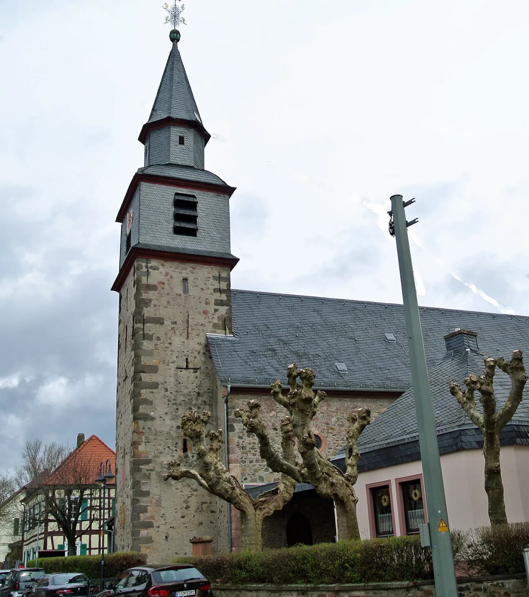 Evangelische Kirche mit benachbartem Fachwerkhaus in Frankfurt Nieder-Erlenbach