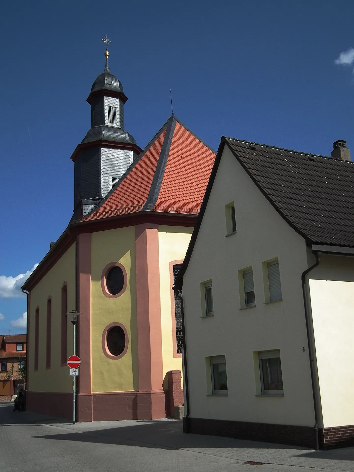 Evangelische Kirche mit Pfarrhaus in Rodgau-Dudenhofen