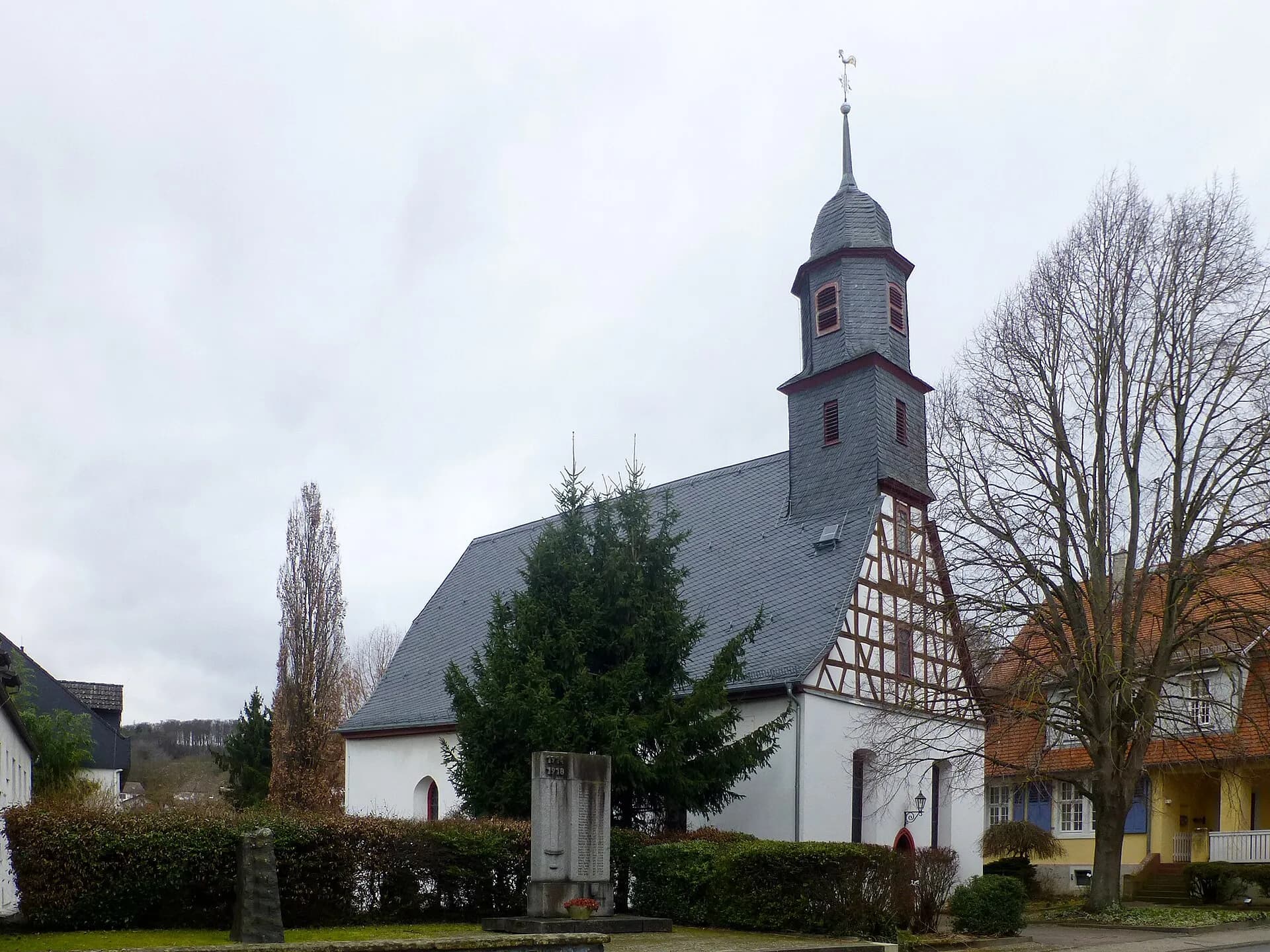 Evangelische Kirche von der Seite in Ober-Ramstadt-Nieder-Modau