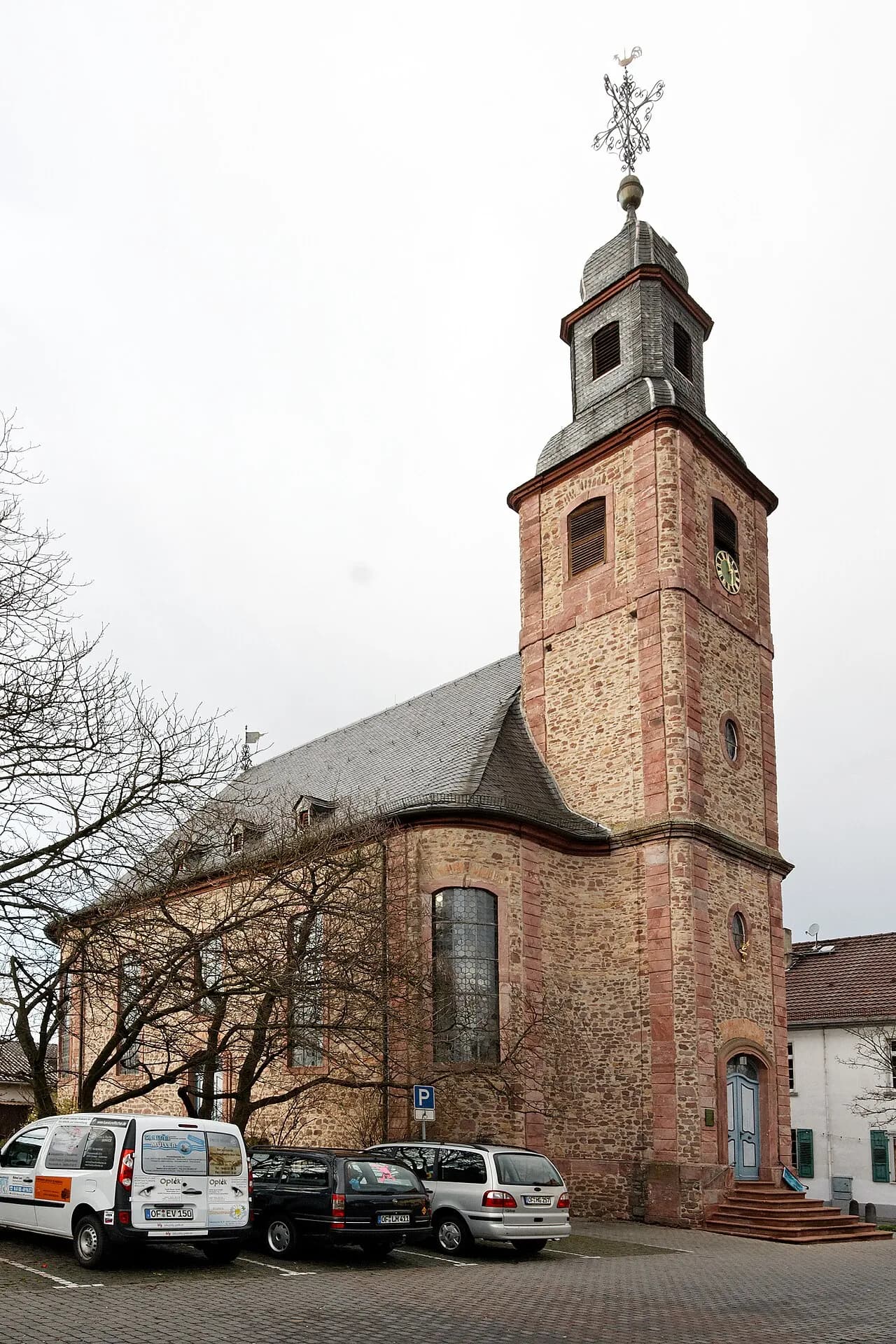 Evangelische Kirche von der Platzseite in Dreieich-Götzenhain
