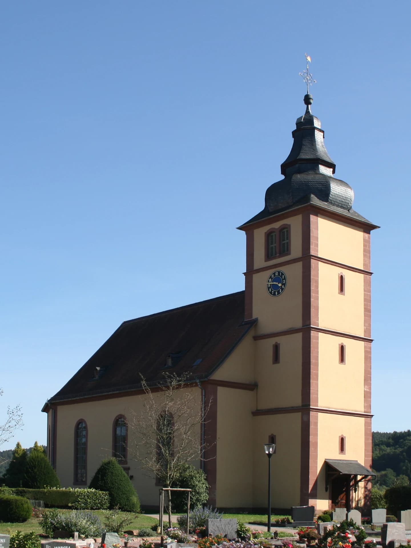 Turm der Evangelischen Kirche in Sandbach in Breuberg