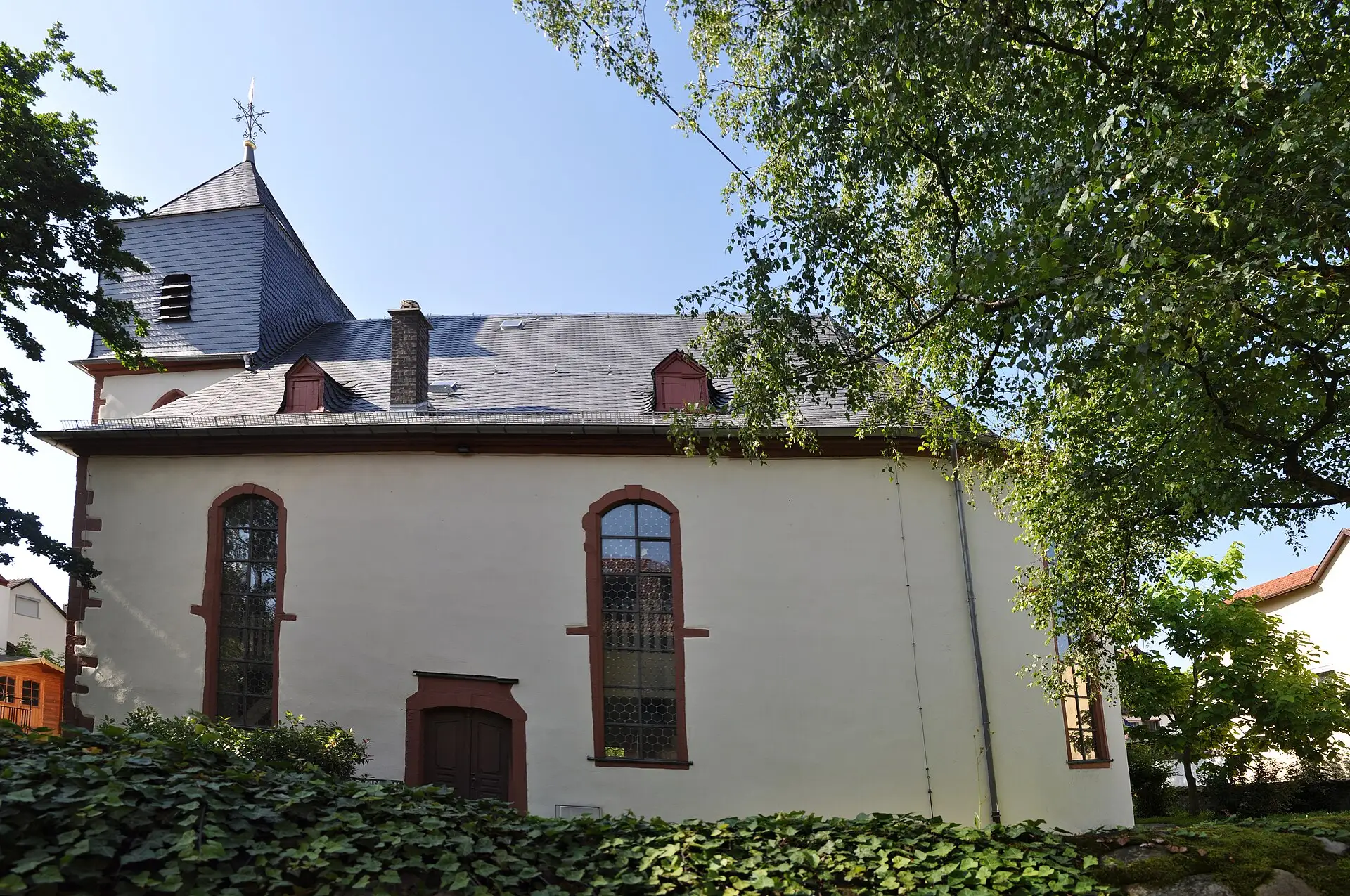 Seitenansicht der evangelischen Pfarrkirche in Frankfurt Nieder-Eschbach