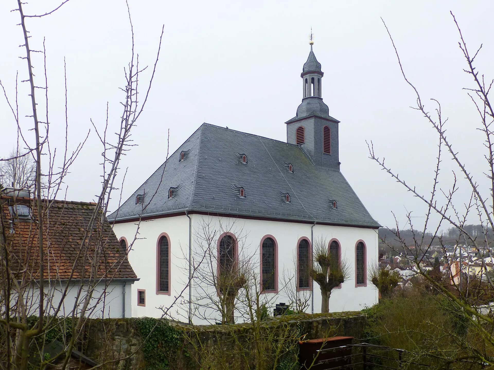 Evangelische Kirche von der Seite in Ober-Ramstadt