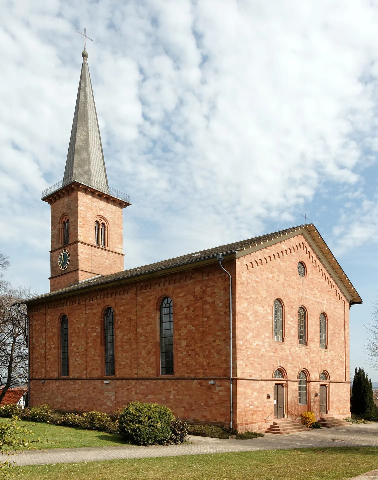 Seitenansicht der evangelischen Kirche in Schaafheim