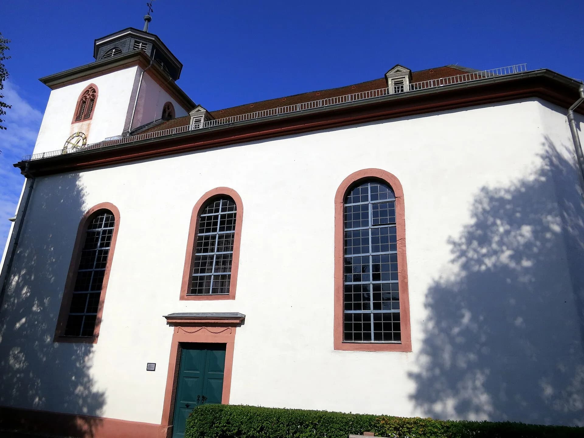 Evangelische Kirche in Messel von der Seite