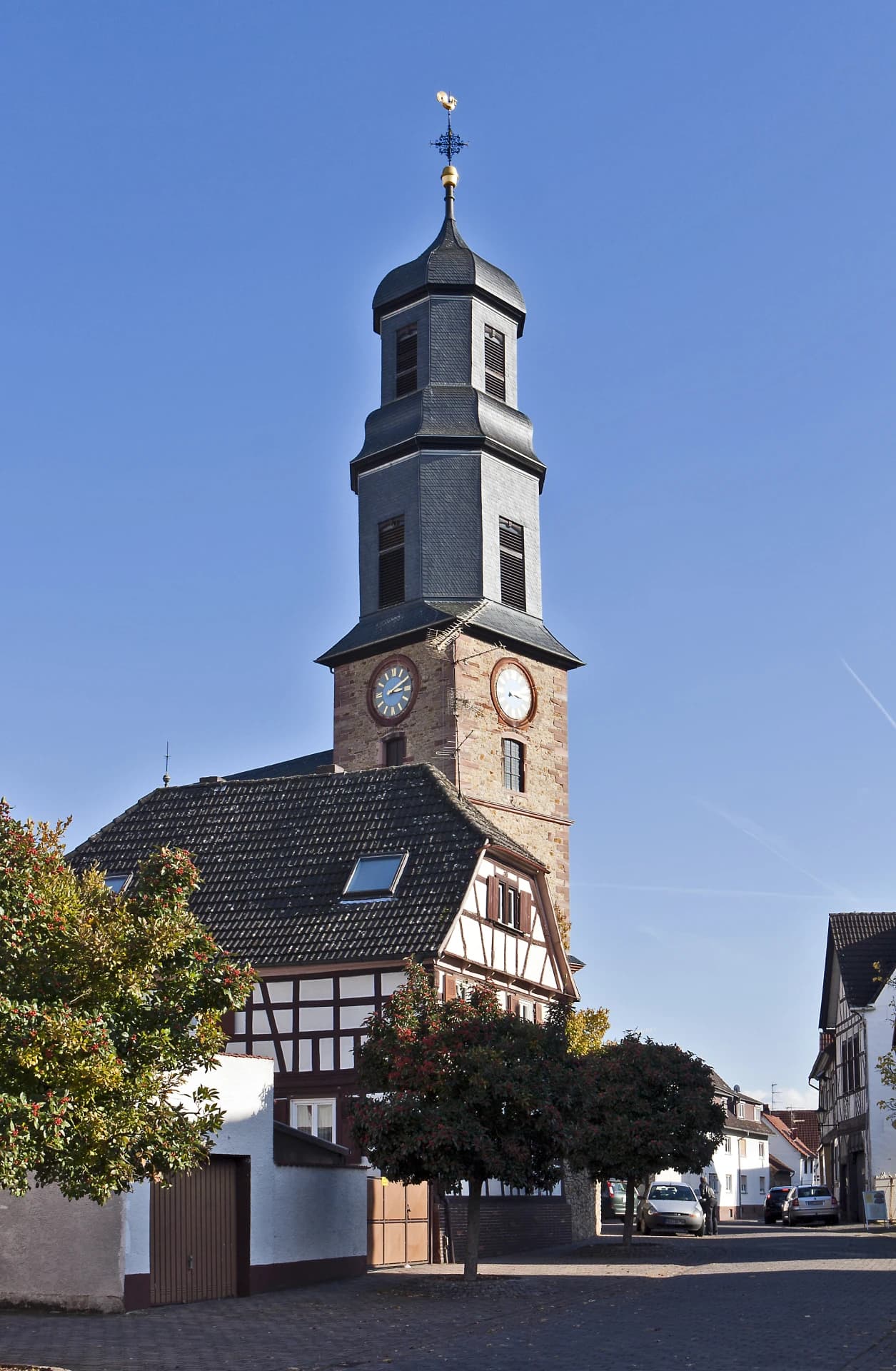 Evangelische Kirche mit Fachwerkhaus im Ortsteil Niederrodenbach in Rodenbach