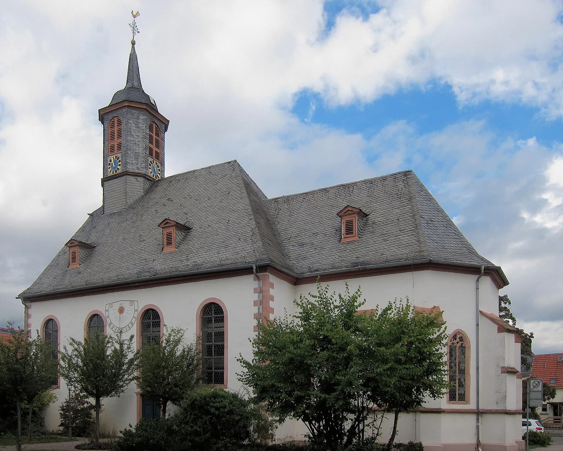 Evangelische Kirche in Büttelborn von der Straße