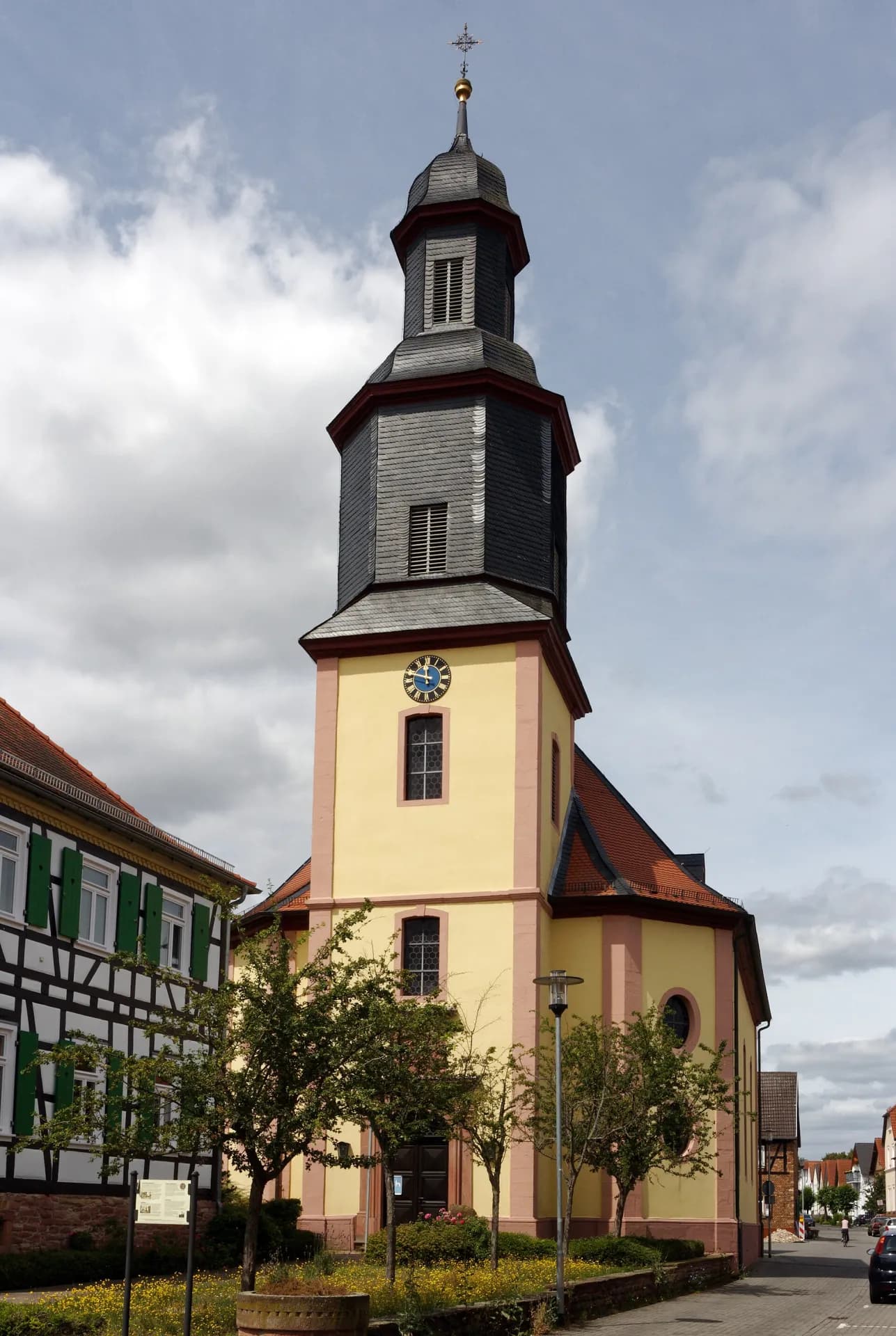 Evangelische Kirche und Fachwerkbebauung an der Straße in Rodgau-Dudenhofen
