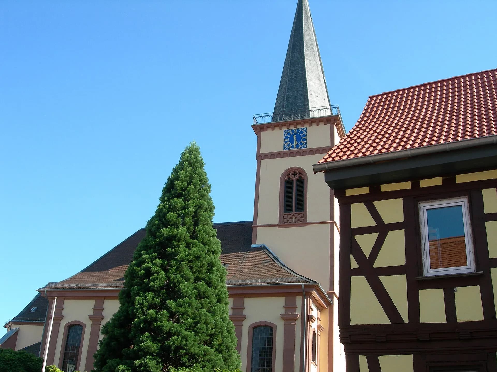 Evangelische Kirche in Groß-Zimmern von der Straßenseite