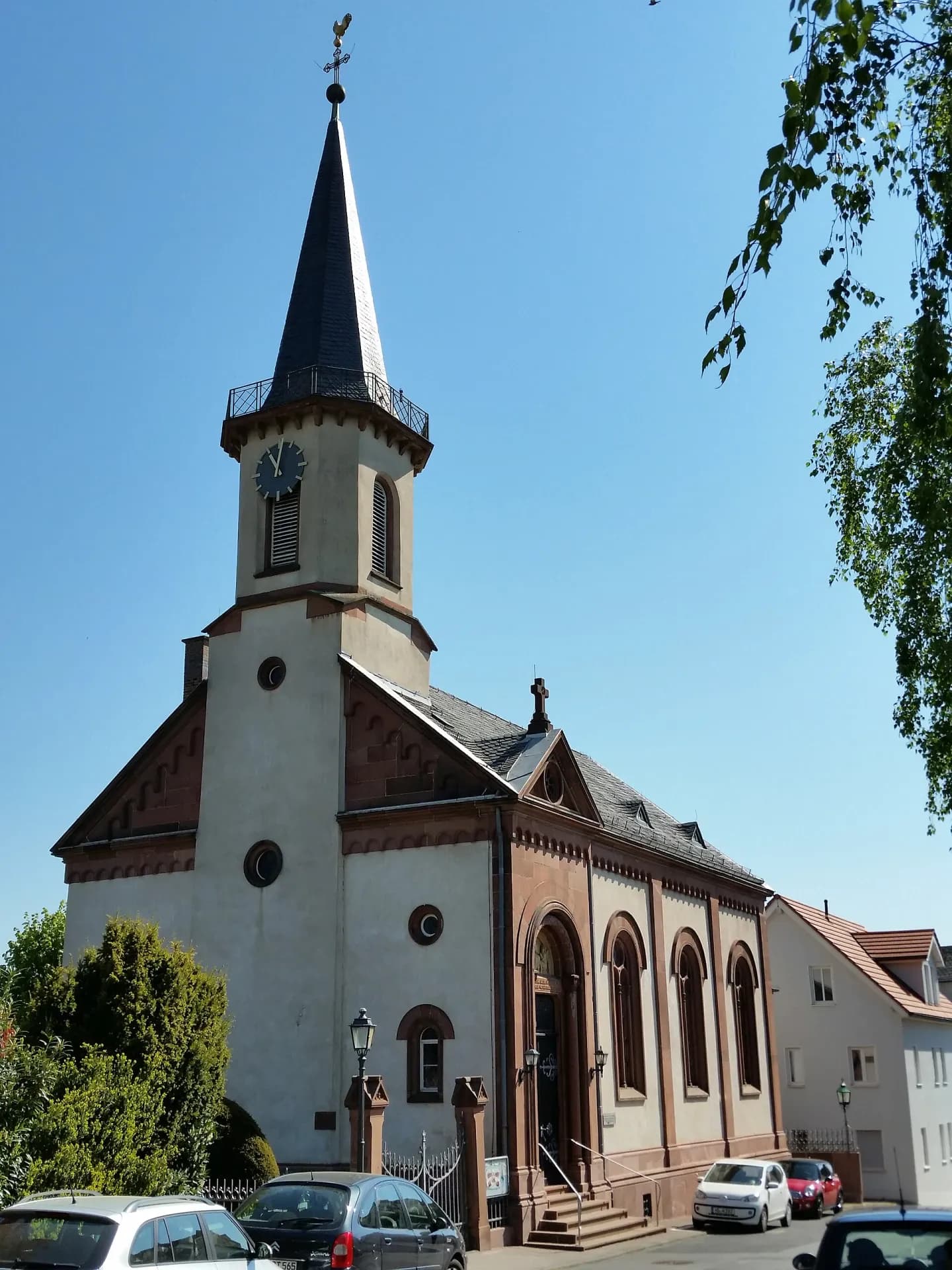Straßenansicht der Evangelischen Kirche in Bad Homburg-Gonzenheim