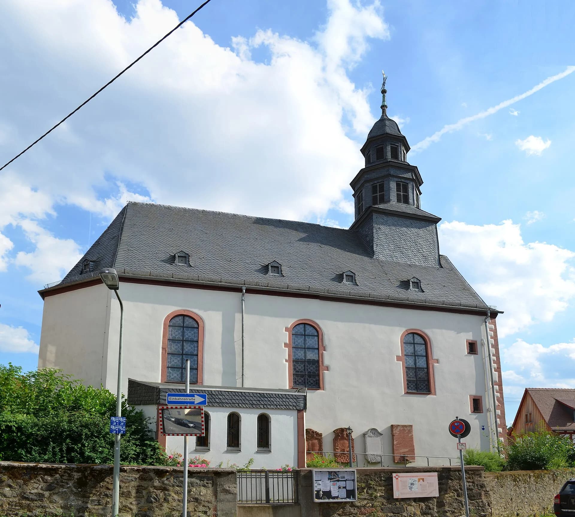 Evangelische Kirche von der Straßenseite in Frankfurt Bonames