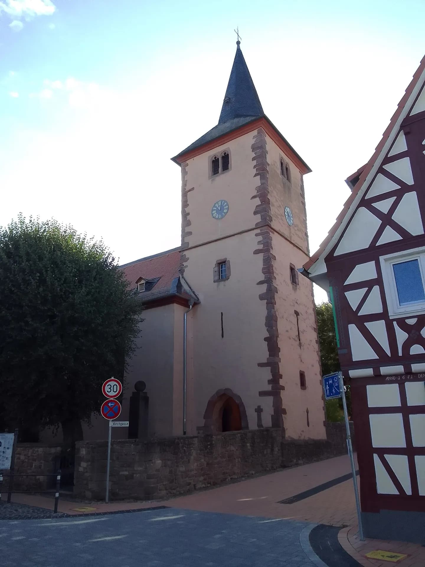 Evangelische Kirche von der Straßenseite in Dreieich-Offenthal