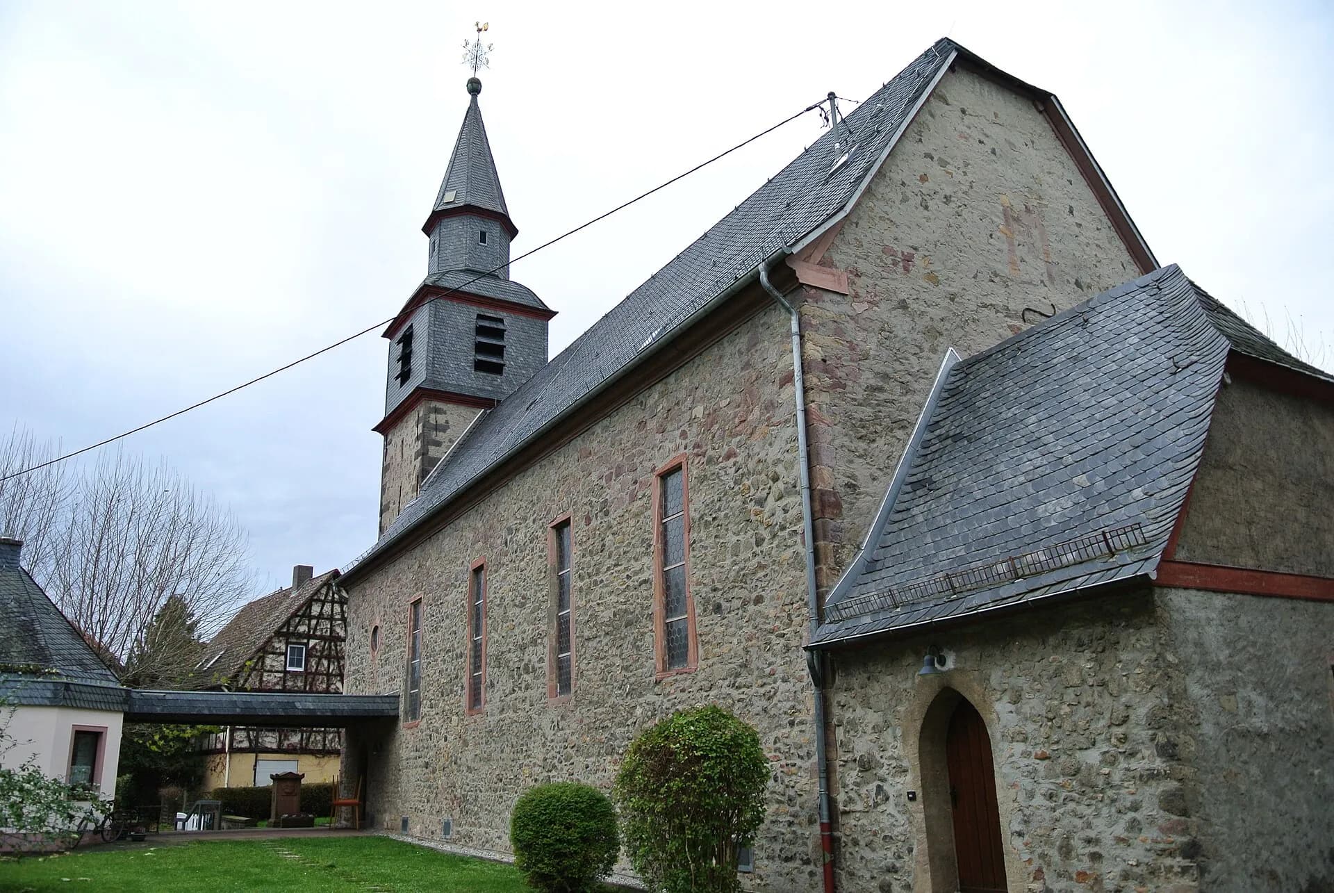 Evangelische Kirche von Süden in Frankfurt Nieder-Erlenbach