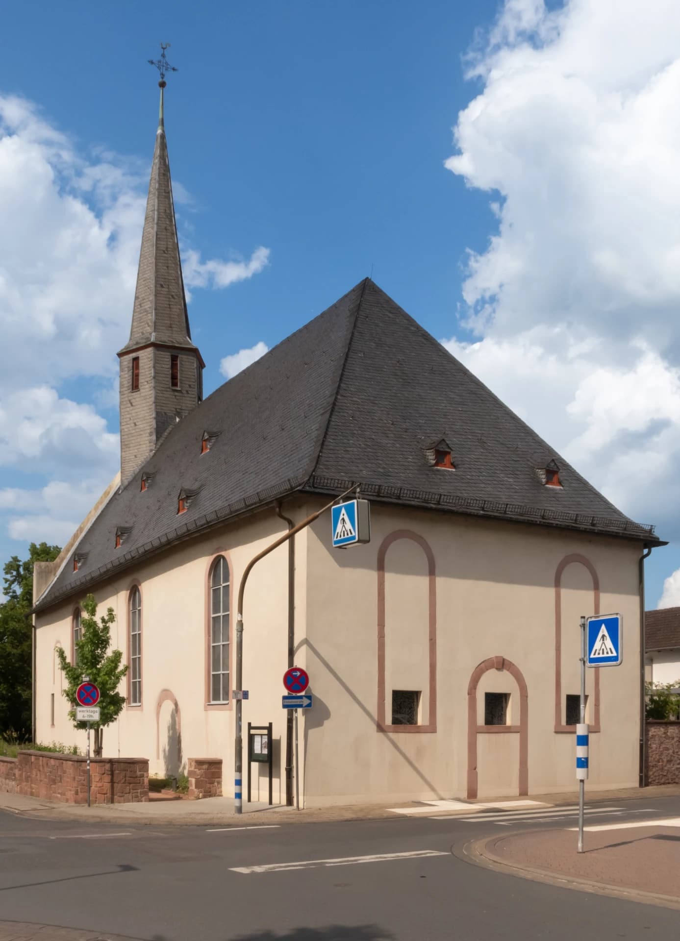 Evangelische Kirche in Egelsbach von Süden
