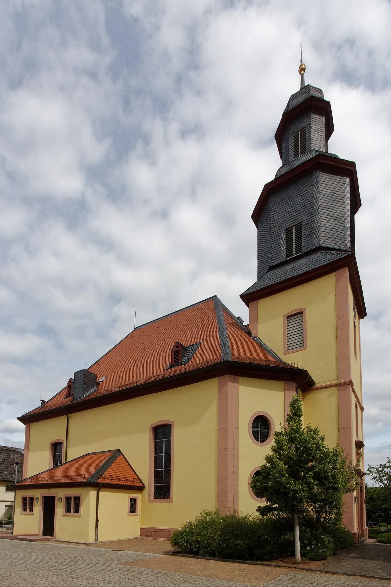 Evangelische Kirche von Südosten in Rodgau-Dudenhofen