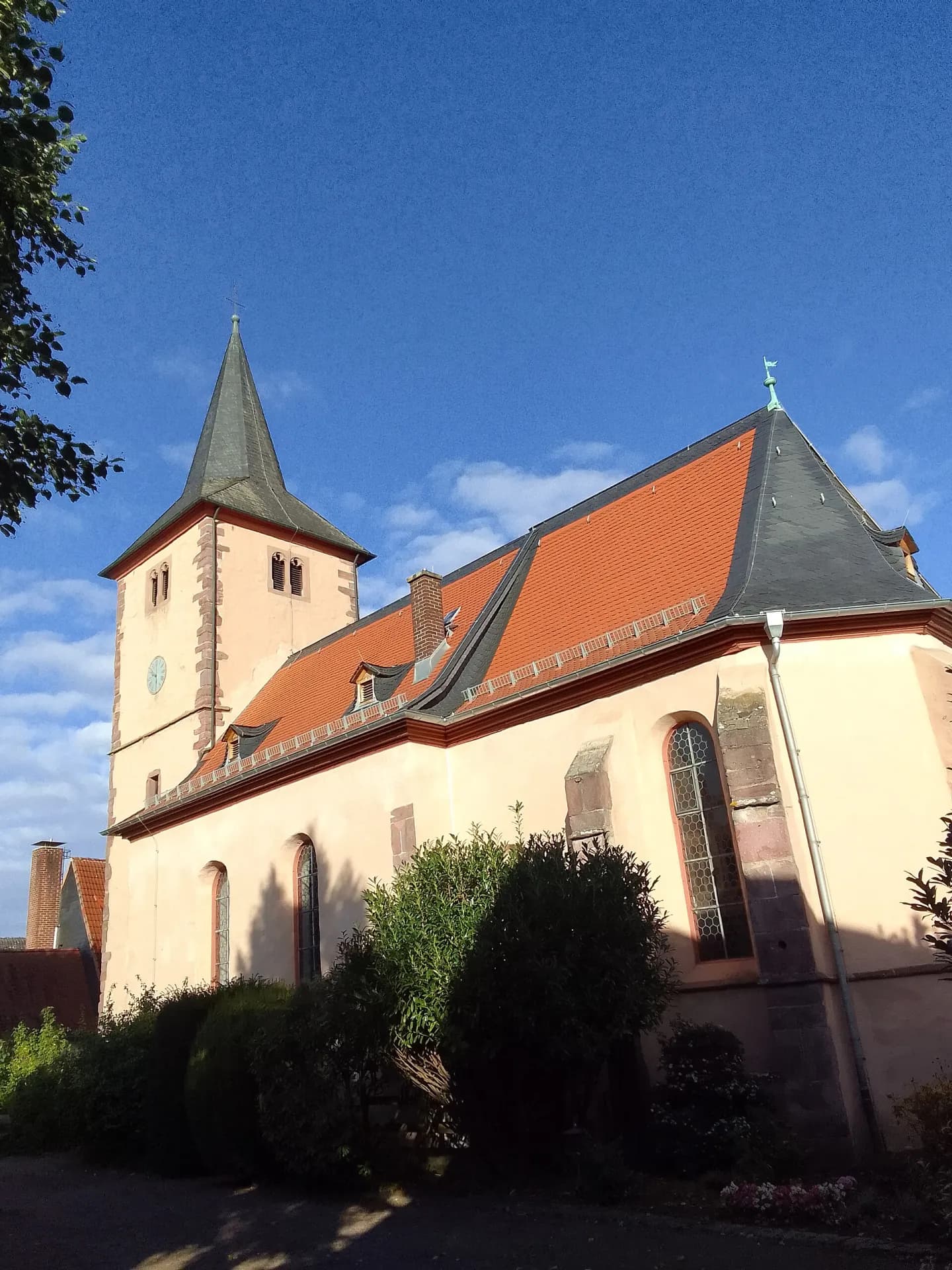 Evangelische Kirche von Süden in Dreieich-Offenthal