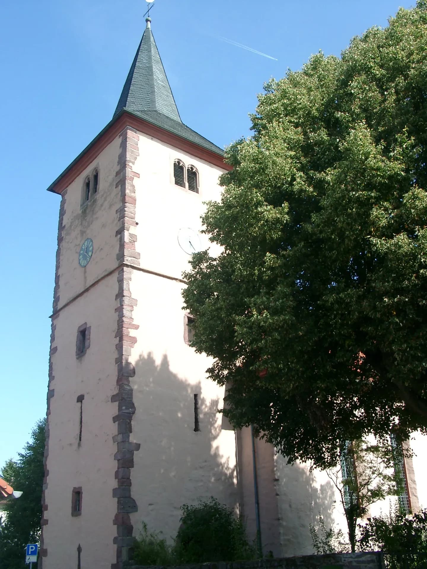 Turm der evangelischen Kirche in Dreieich-Offenthal