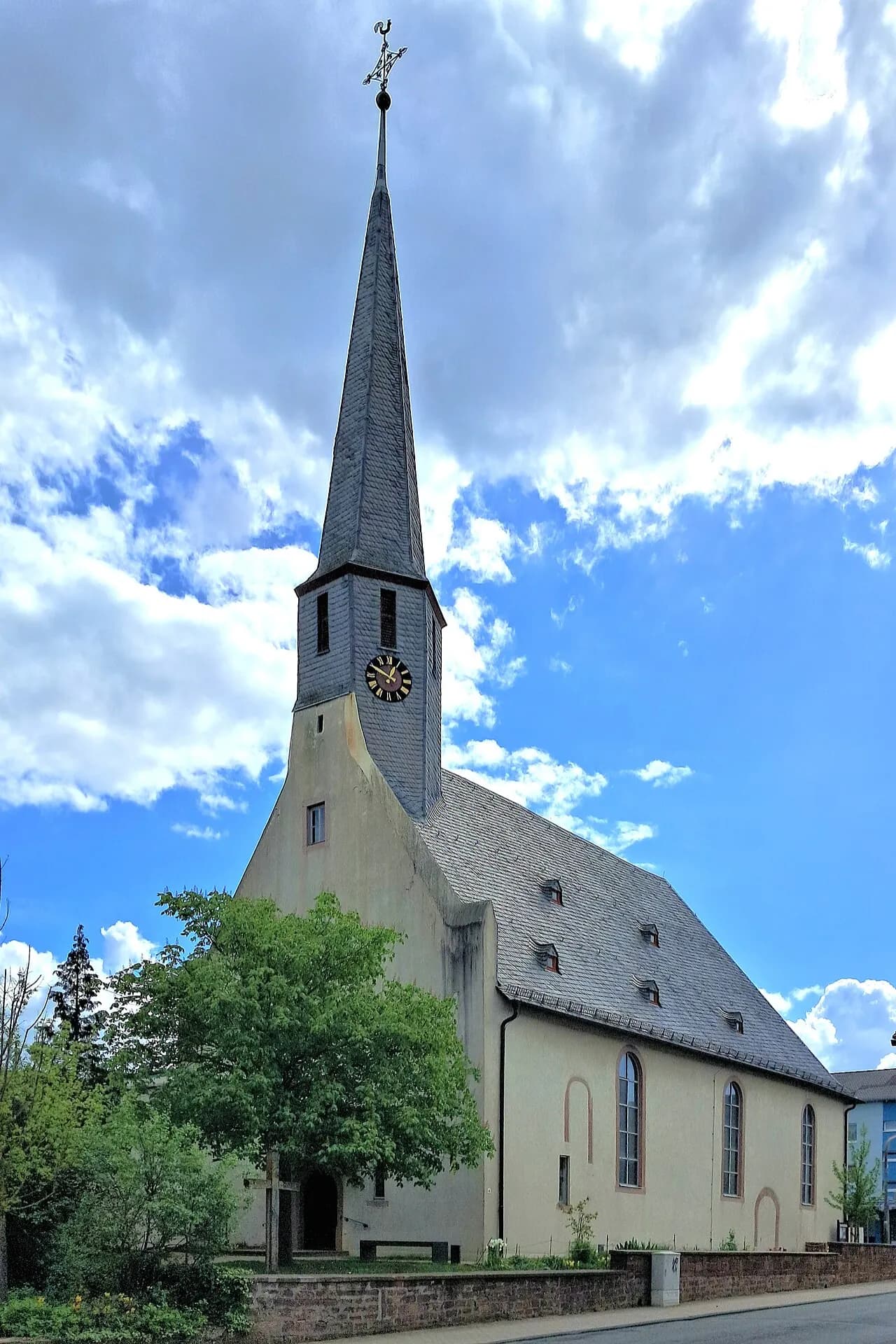 Evangelische Kirche in Egelsbach mit Kirchturm