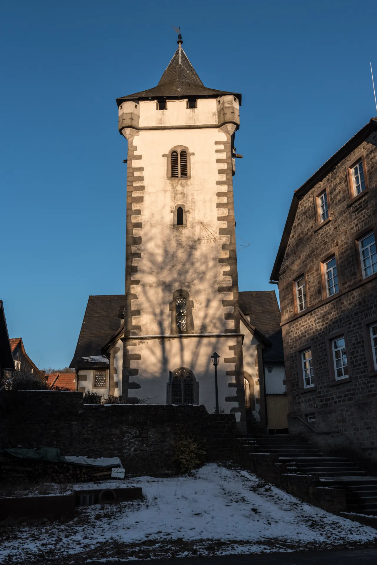 Kirchturm der Evangelischen Kirche über den Altstadtdächern in Wächtersbach