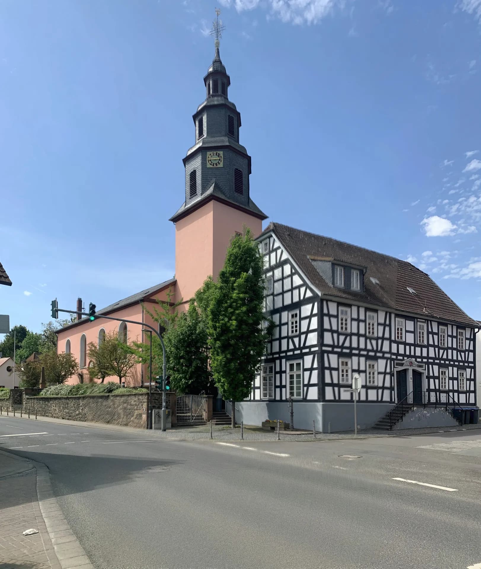 Evangelische Kirche und Altes Rathaus in Nieder-Wöllstadt