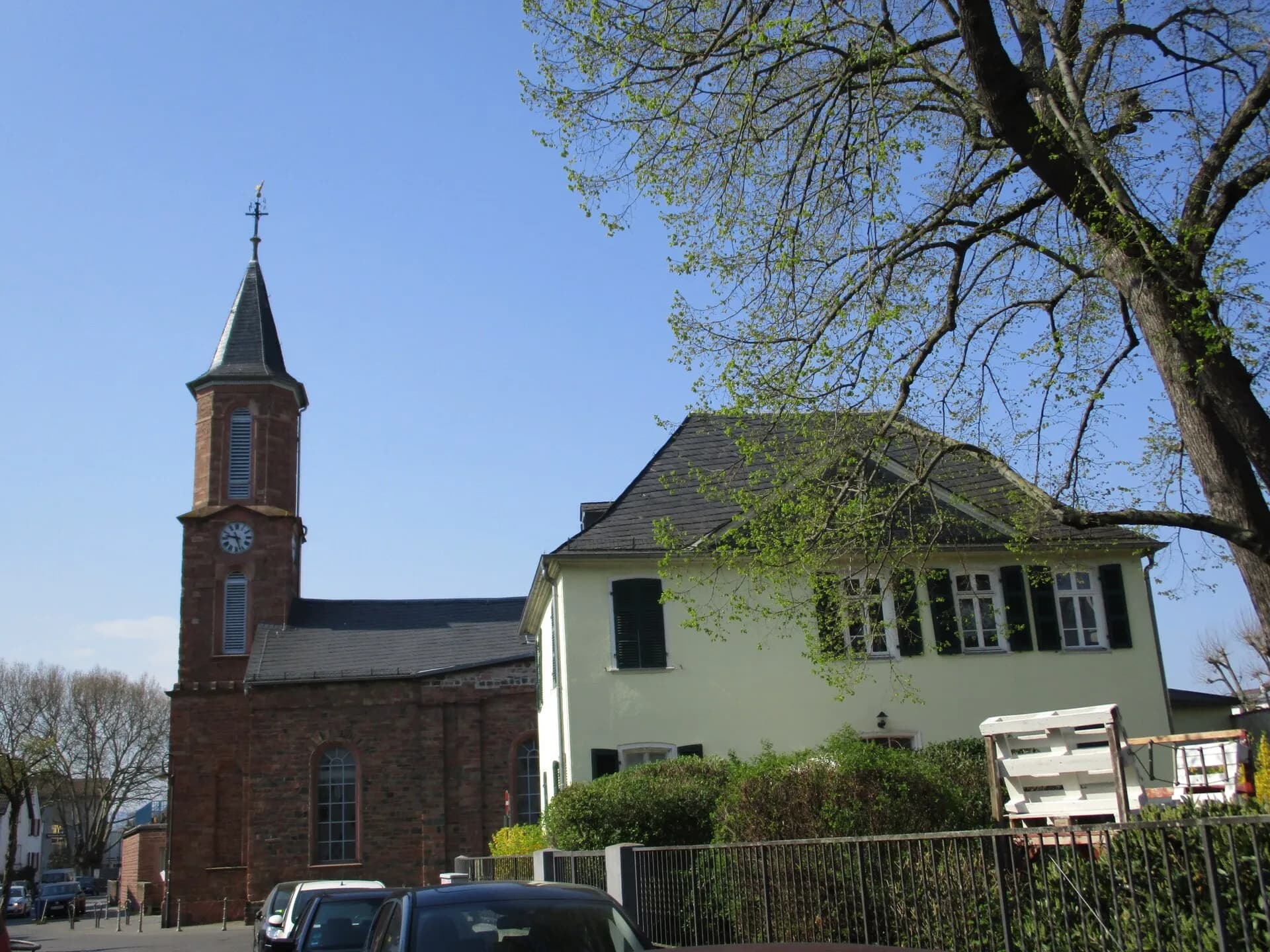 Evangelische Kirche und Pfarrhaus nebeneinander in Frankfurt Hausen