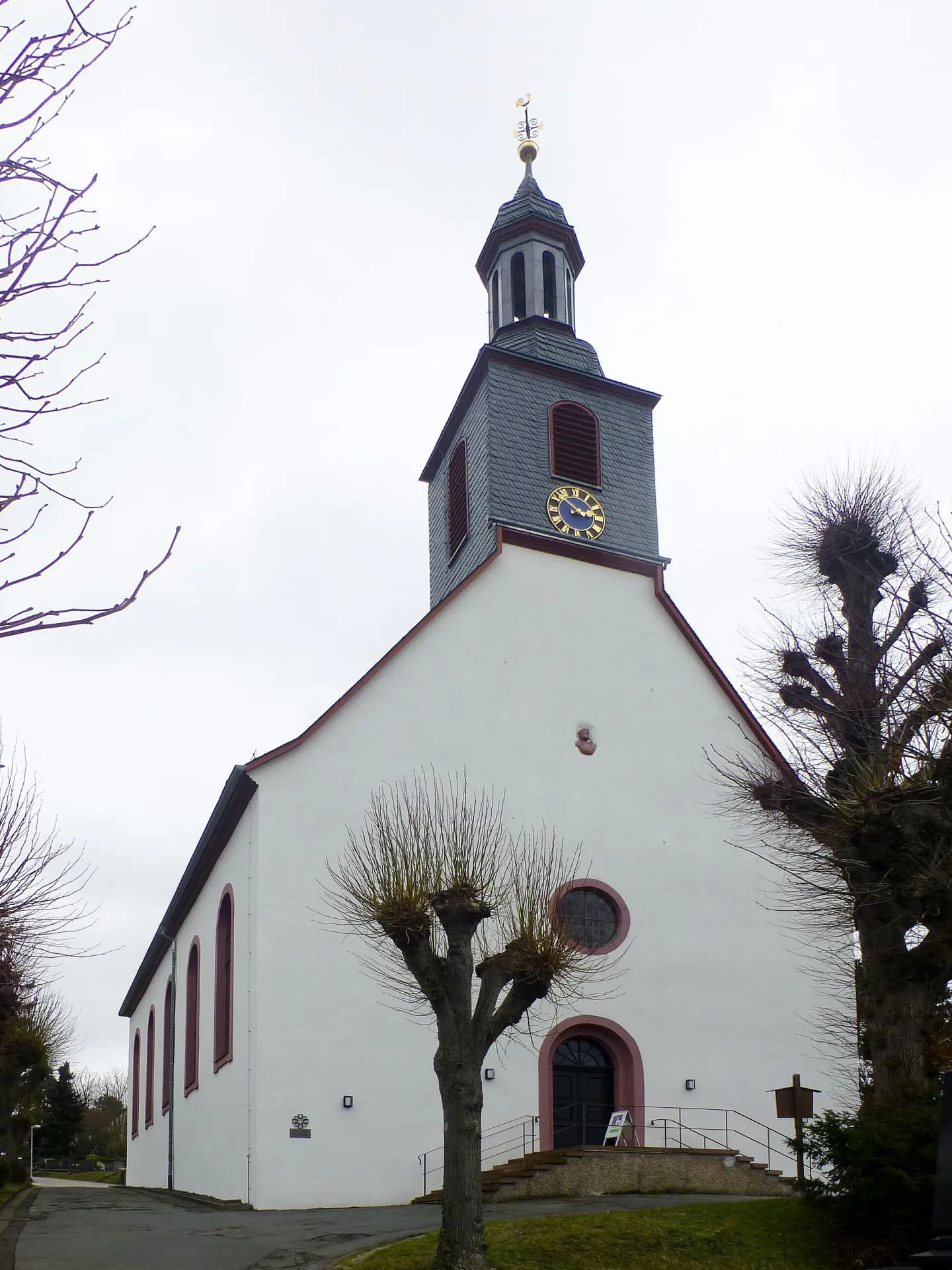 Evangelische Kirche von vorn in Ober-Ramstadt