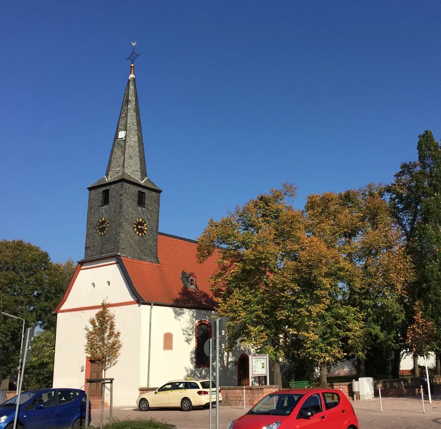 Evangelische Kirche mit Vorplatz in Weiterstadt