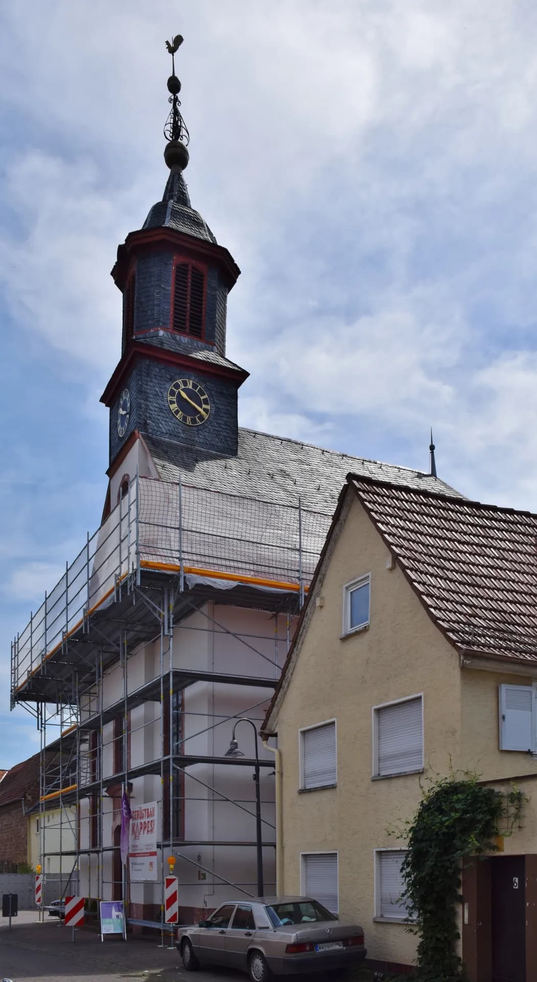 Evangelische Pfarrkirche in Nauheim während der Dachsanierung