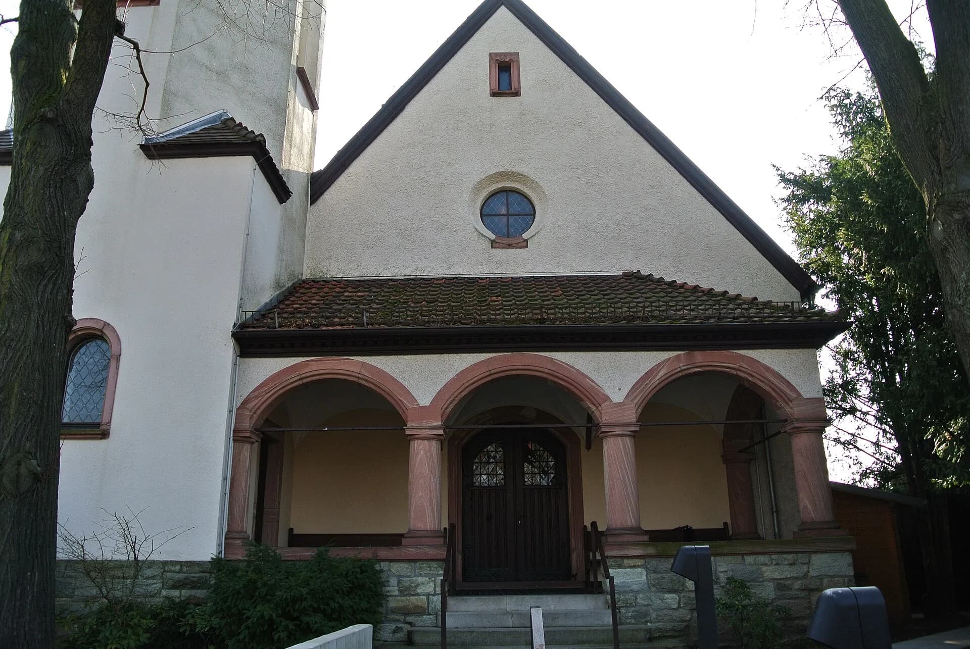 Evangelische Kirche in Frankfurt-Zeilsheim von Westen