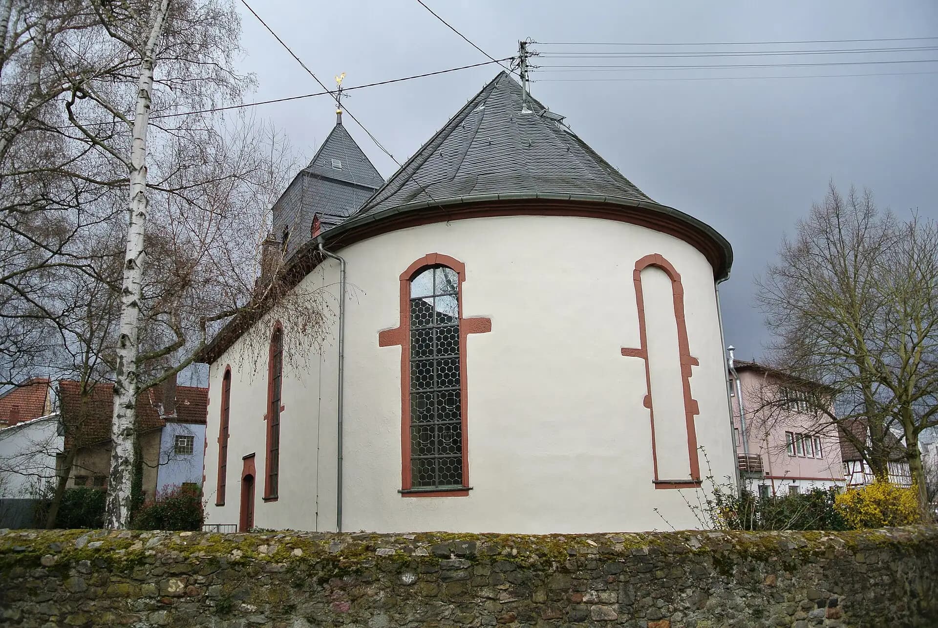 Evangelische Pfarrkirche mit Rundchor in Frankfurt Nieder-Eschbach