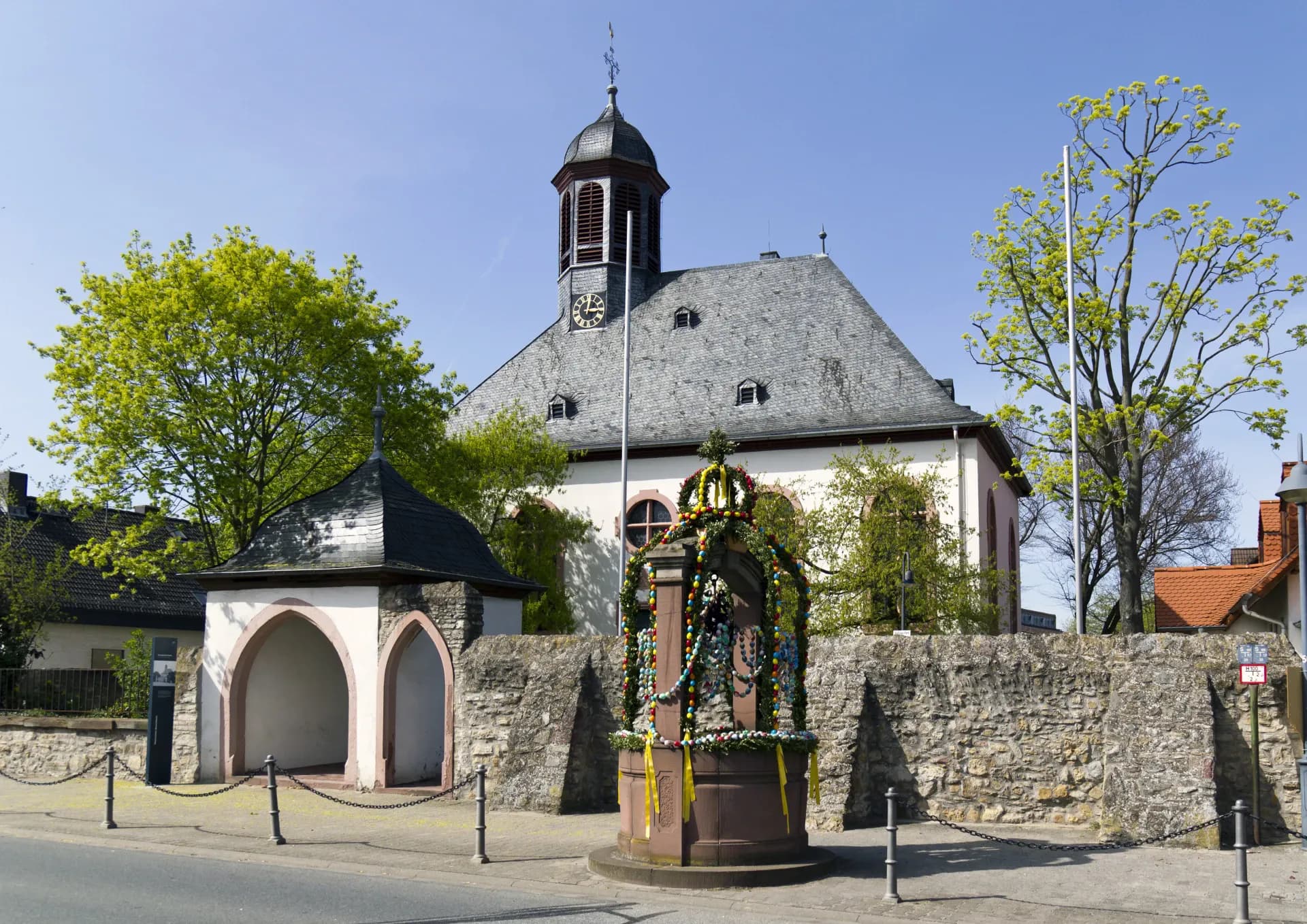 Evangelische Kirche mit Dorfbrunnen in Rüsselsheim-Bauschheim